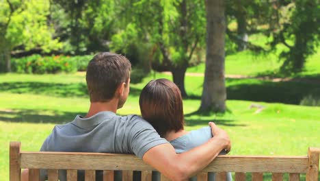 una joven pareja hablando al aire libre