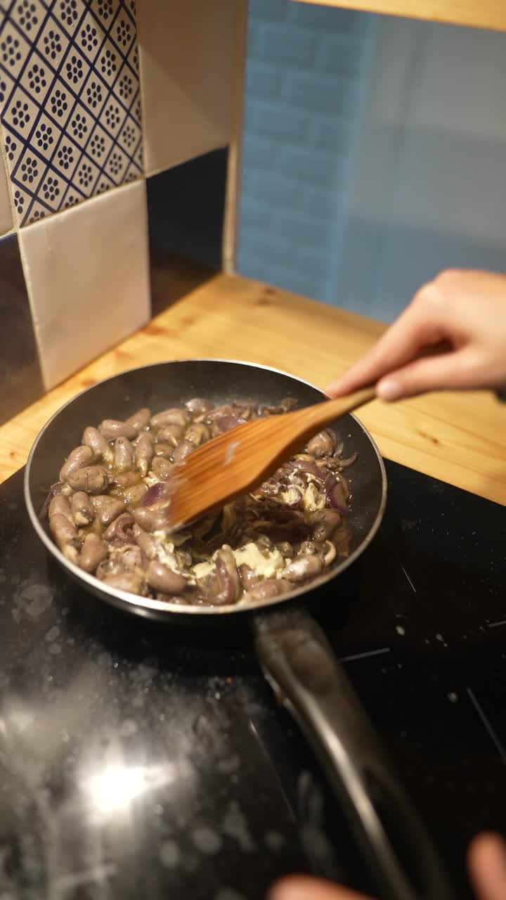 cocinar corazones en una sartén