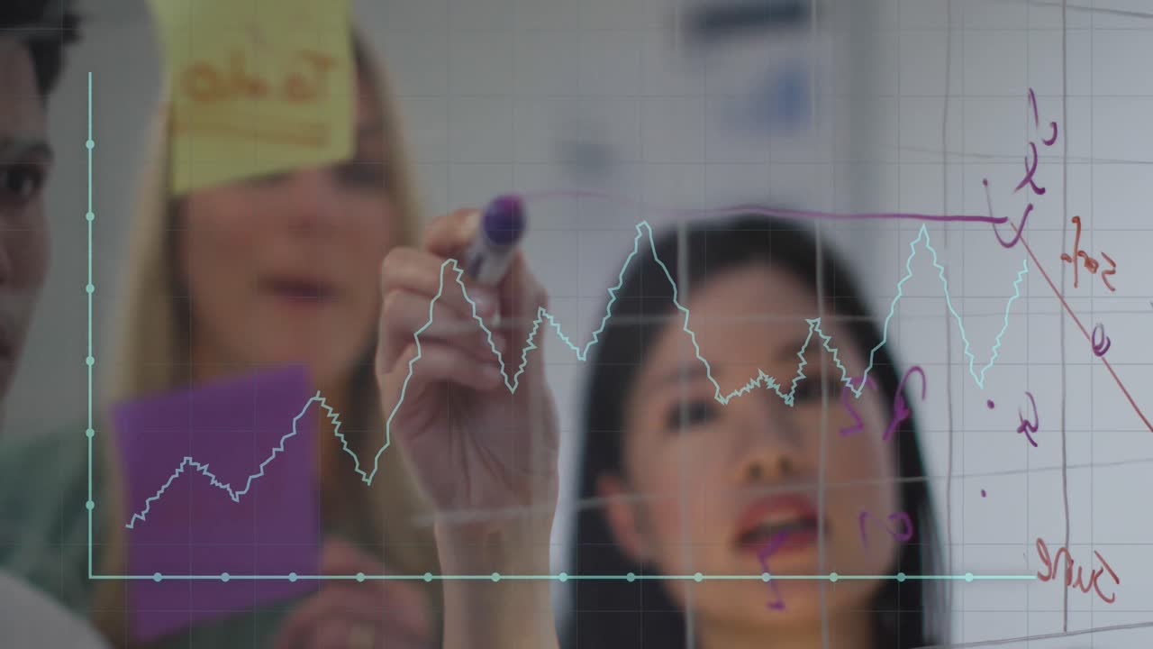 animación del procesamiento de datos financieros sobre una mujer de negocios asiática que trabaja en la oficina