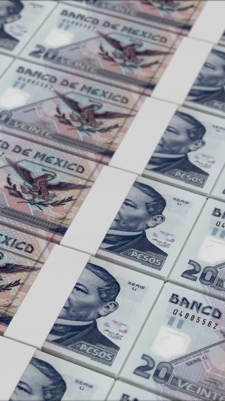 Vídeo vertical de notas de 20 PESOS MEXICANOS sendo impressas em uma máquina de impressão de dinheiro