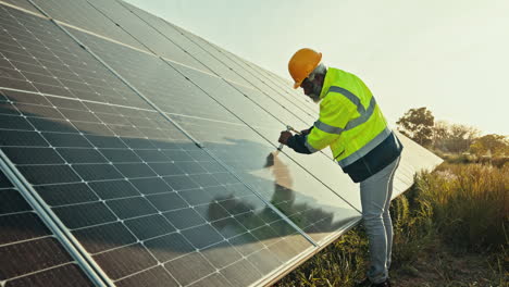 energía solar, energía renovable y un ingeniero hombre