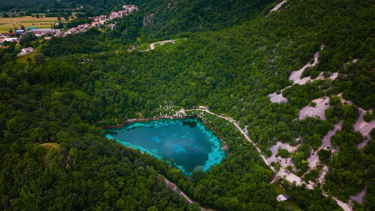 Lago Cornino -vuoristojärvi Friulissa, Pohjois-Italiassa. Kaunis ilmakuva intensiivisen turkoosinsinisestä vedestä.