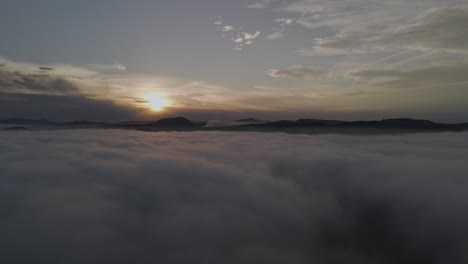 Natürliche-Szene,-Fliegend-über-Den-Wolken