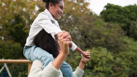 Mutter,-Tochter-Und-Huckepack-Gehen-Im-Park-Spazieren