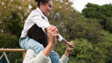 madre, hija y piggyback caminando en el parque