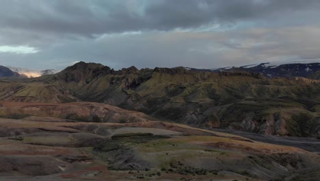 Berge-In-Island---Laugavegur-Trail-4k-Drohnenaufnahmen