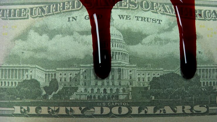 Sangue che cola su banconote da cinquanta dollari, con il Palazzo del Congresso