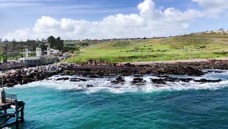 Navegar-Lejos-Con-Un-Barco-Desde-Un-Muelle-Con-Vistas-A-La-Tierra,-Cámara-Lenta