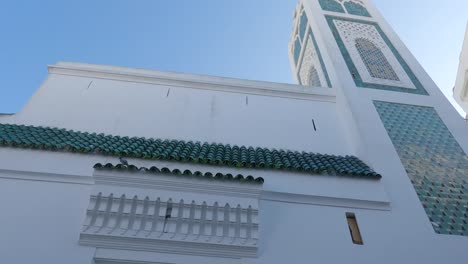 Medina-Von-Tanger,-Marokko:-Hoch-Aufragende-Moschee-Und-Traditionelle-Architektur