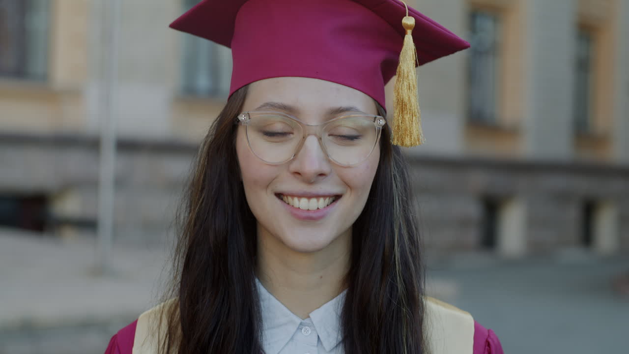 mujer graduada feliz