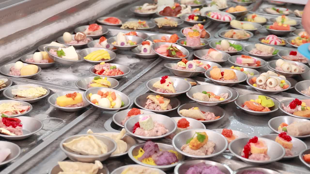 활기찬 푸켓 시장에서 다채로운 요리 예술을 선보이는 섬 요리의 활기찬 전시.