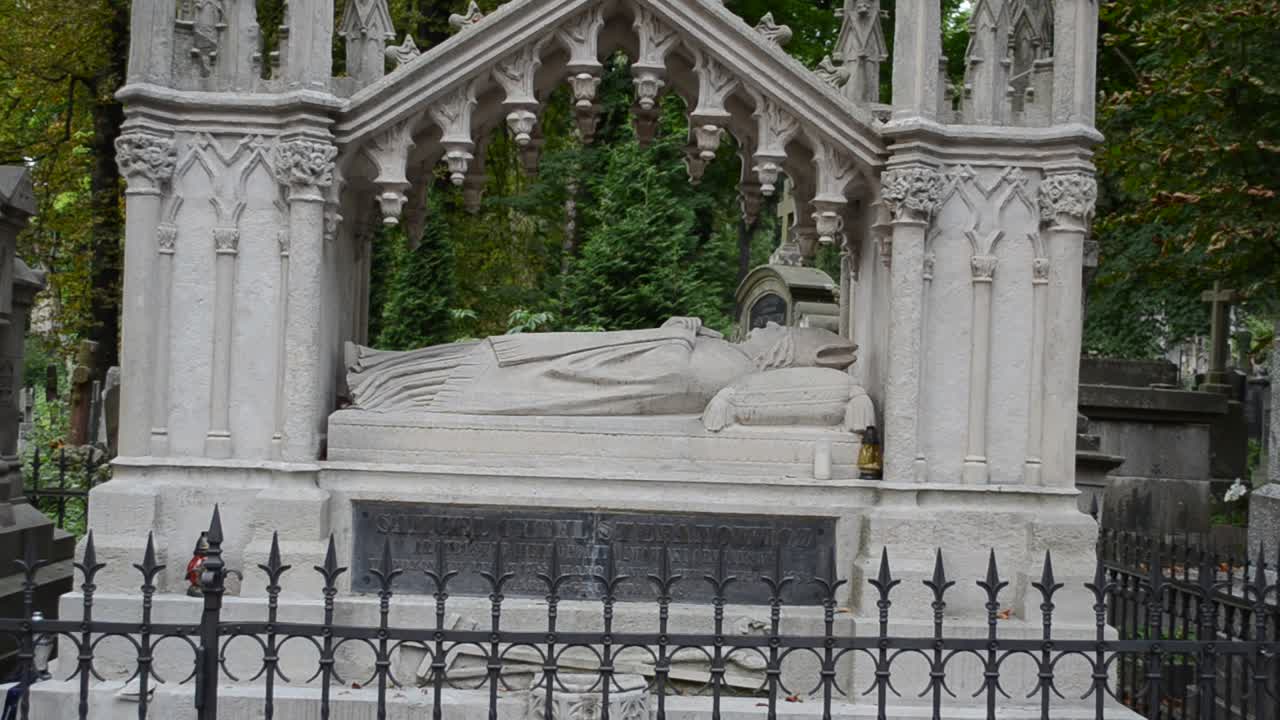 Monumento dell'arcivescovo cattolico armeno Samuel Cyryl Stefanowicz sull'antico Lychakiv. Leopoli, Ucraina