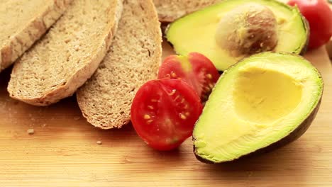 Avocado-Brot-Und-Tomaten-Zum-Frühstück,-Keine-Leute,-Stock-Videomaterial