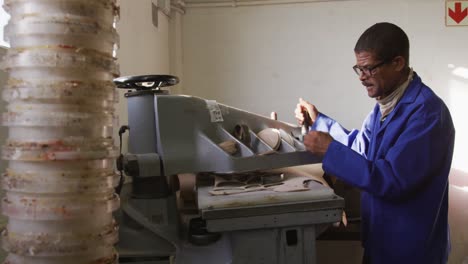 hombre de raza mixta trabajando en una fábrica