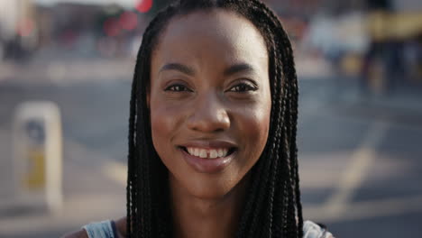 Retrato-En-Cámara-Lenta-De-Una-Feliz-Y-Hermosa-Mujer-Afroamericana-Sonriendo