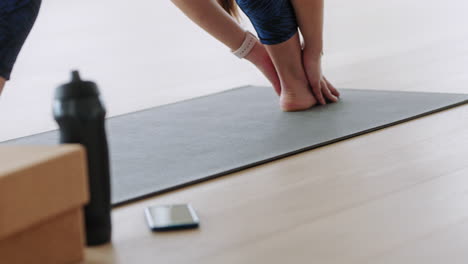 Hermosa-Mujer-De-Yoga-Ejerciendo-Un-Estilo-De-Vida-Saludable-Estirando-El-Cuerpo-Flexible-Disfrutando-De-Un-Estilo-De-Vida-Saludable-En-Un-Estudio-De-Ejercicios-Preparándose-Para-La-Práctica-De-Ejercicios