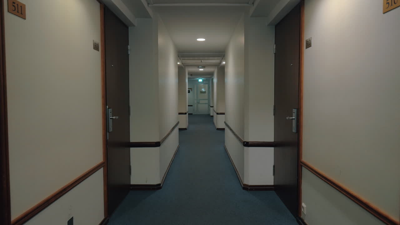 семья с багажем прибывает в отель