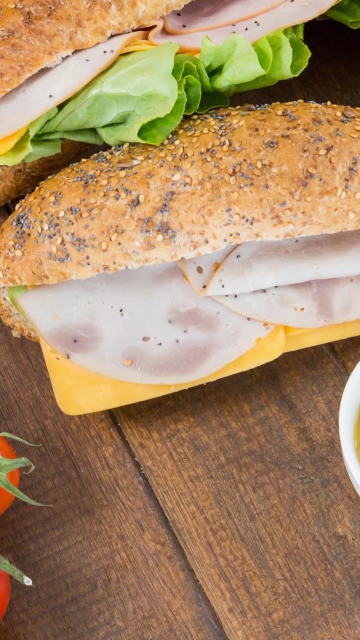 Animazione di bevande e panini sul piano di lavoro in cucina