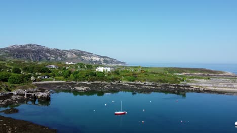 Los-Soldados-Señalan-La-Vista-Aérea-De-La-Casa-Sobre-El-Histórico-Puerto-Deportivo-De-Holyhead,-Los-Barcos-De-La-Montaña-Galesa,-Los-Restos-Costeros-Abandonados.