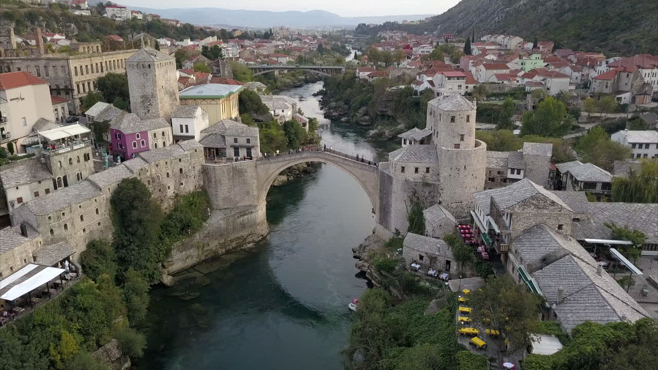 imágenes aéreas del puente stari most en mostar, bosnia y herzegovina