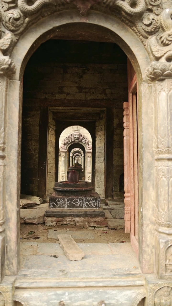 Punti di riferimento di Kathmandu in Nepal, video verticale per Instagram Reels e Tiktok che mostra le rovine del Tempio di Pashupatinath, un sito religioso indù e una popolare attrazione turistica.