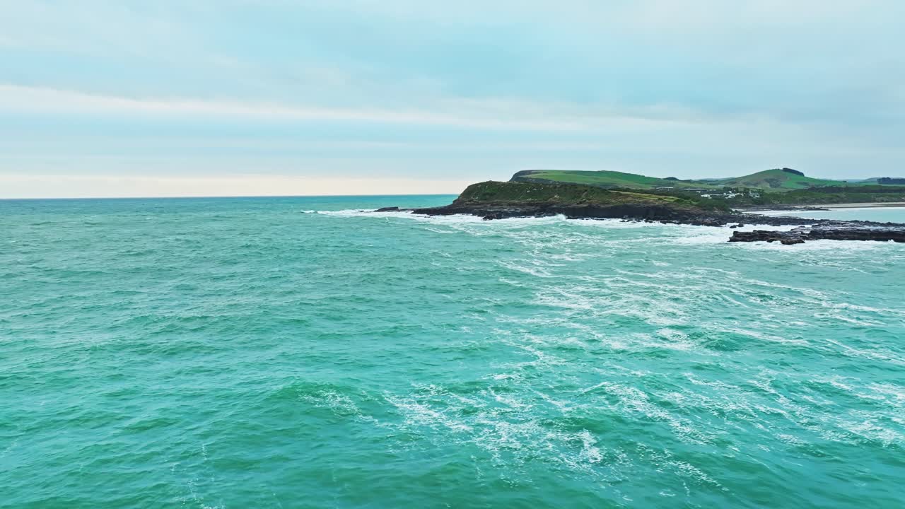 큐리오 만 밖의 푸른 푸른 바물은 물류와 조류의 흐름에 따라 흔들립니다.
