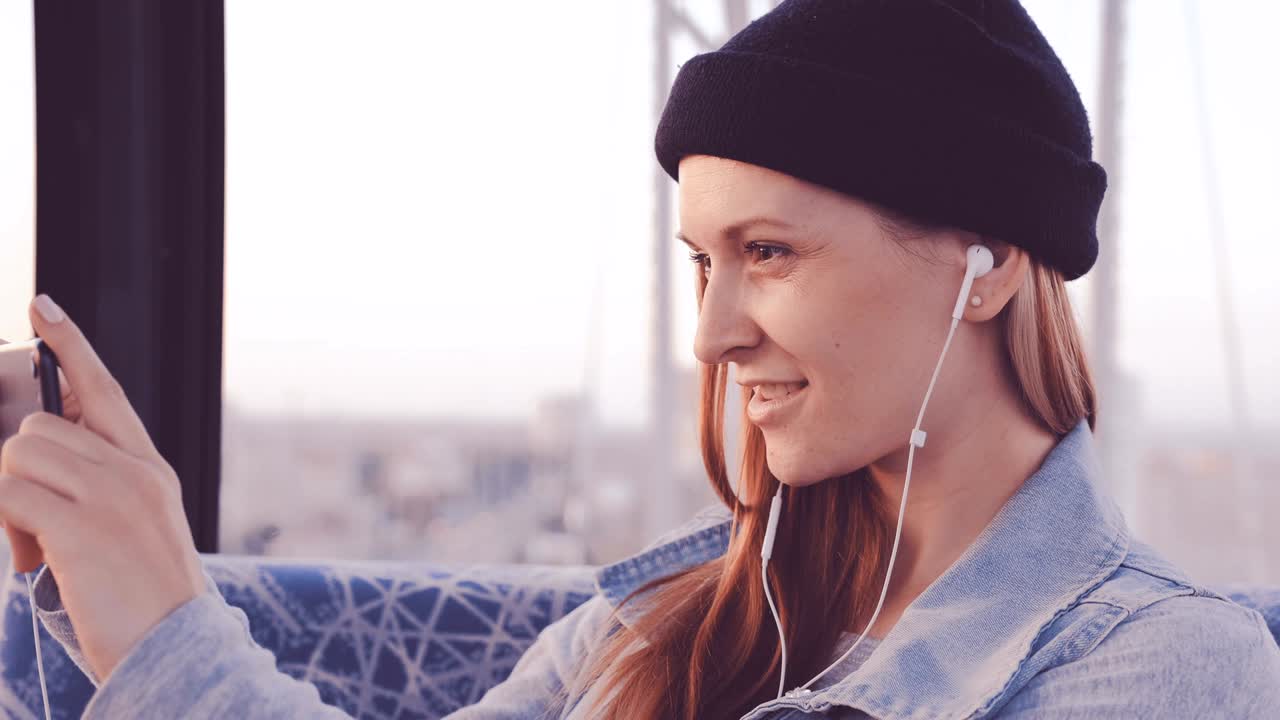 스마트폰을 사용하는 여성