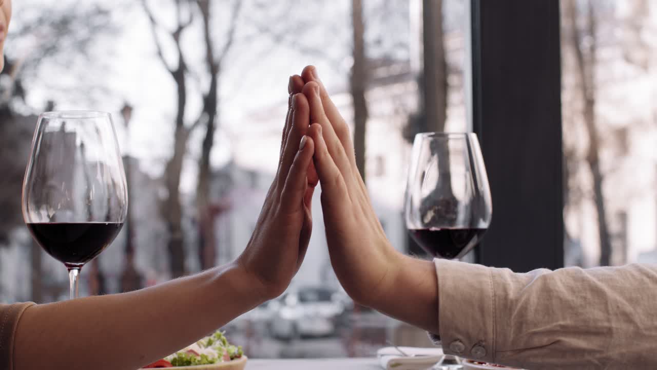 una pareja en una cita romántica para cenar.