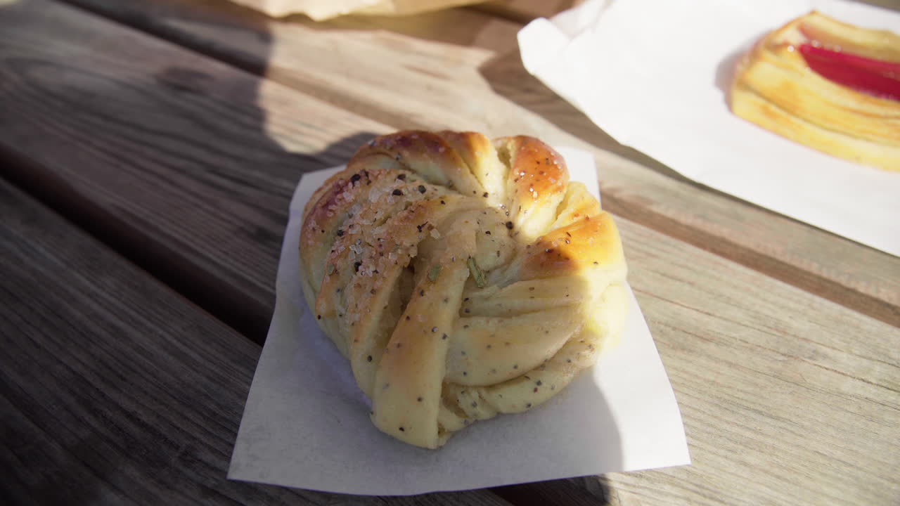 스칸디나비아 카페 밖에서 갓 구운 카다멈 번