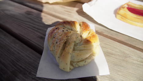 Frisch-Gebackenes-Kardamombrötchen-Vor-Einem-Café-In-Skandinavien