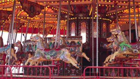 un colorido carrusel girando con caballos adornados