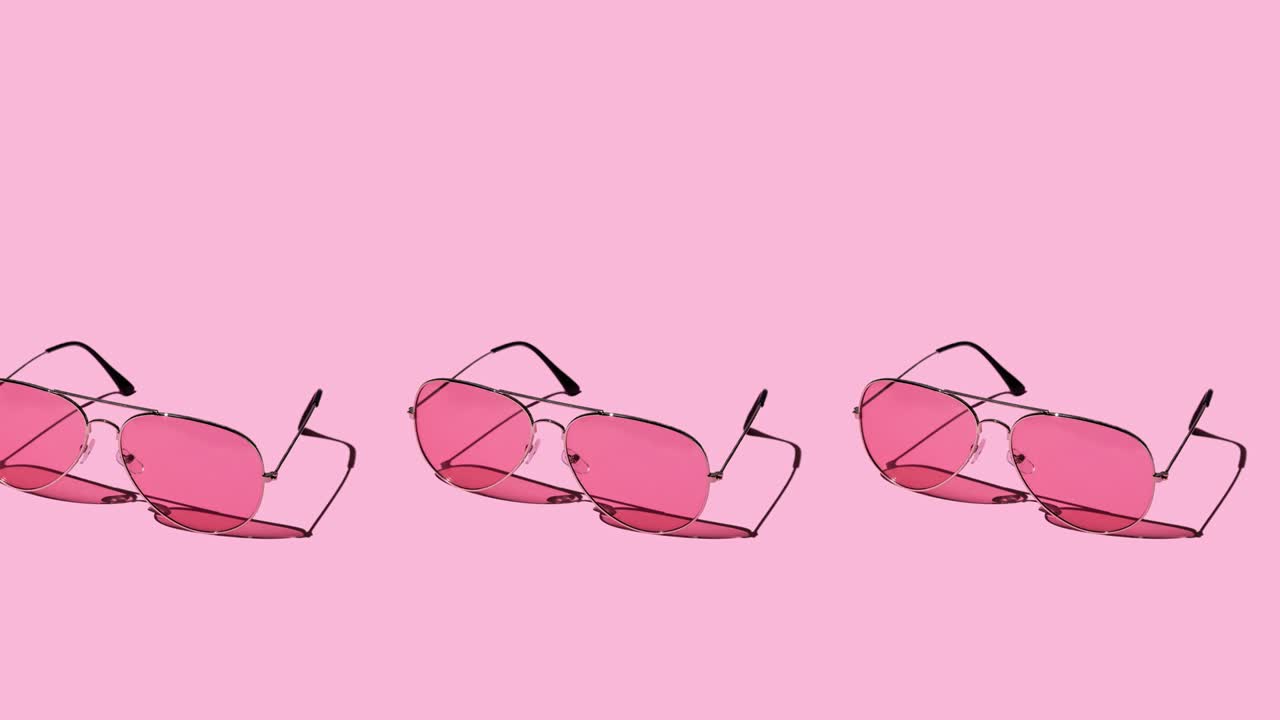 animación de bucle sin fisuras con gafas de sol rosas en un fondo pastel. sombras duras del sol al mediodía. concepto de ocio, viajes y entretenimiento con espacio de copia