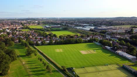 Toma-Aérea-De-Una-Hermosa-Ciudad-Urbana-En-El-Norte-De-Londres-En-Un-Día-De-Verano,-Inglaterra