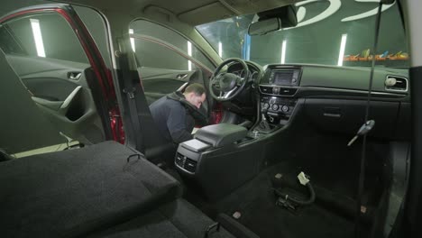 limpieza profesional de automóviles. lavado de sars. detalles interiores. limpieza en seco y detalles del interior de un automóvil. limpeza profunda de asientos. limpeza de espuma en el lavado de automóviles; limpieza del panel del automóvil del polvo. una aspiradora