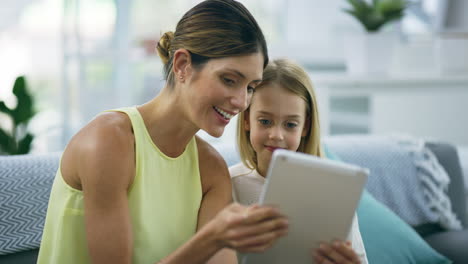 una madre y su pequeña hija usando un digital