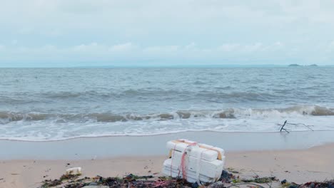 Plastikmüll-Im-Meer-Wird-An-Einen-Abgelegenen-Strand-Im-Hohen-Norden-Australiens-Gespült