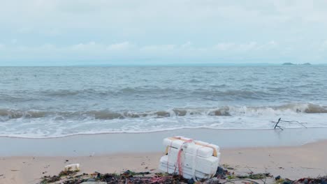 plástico oceánico arrastrado a una playa remota en el extremo norte de australia