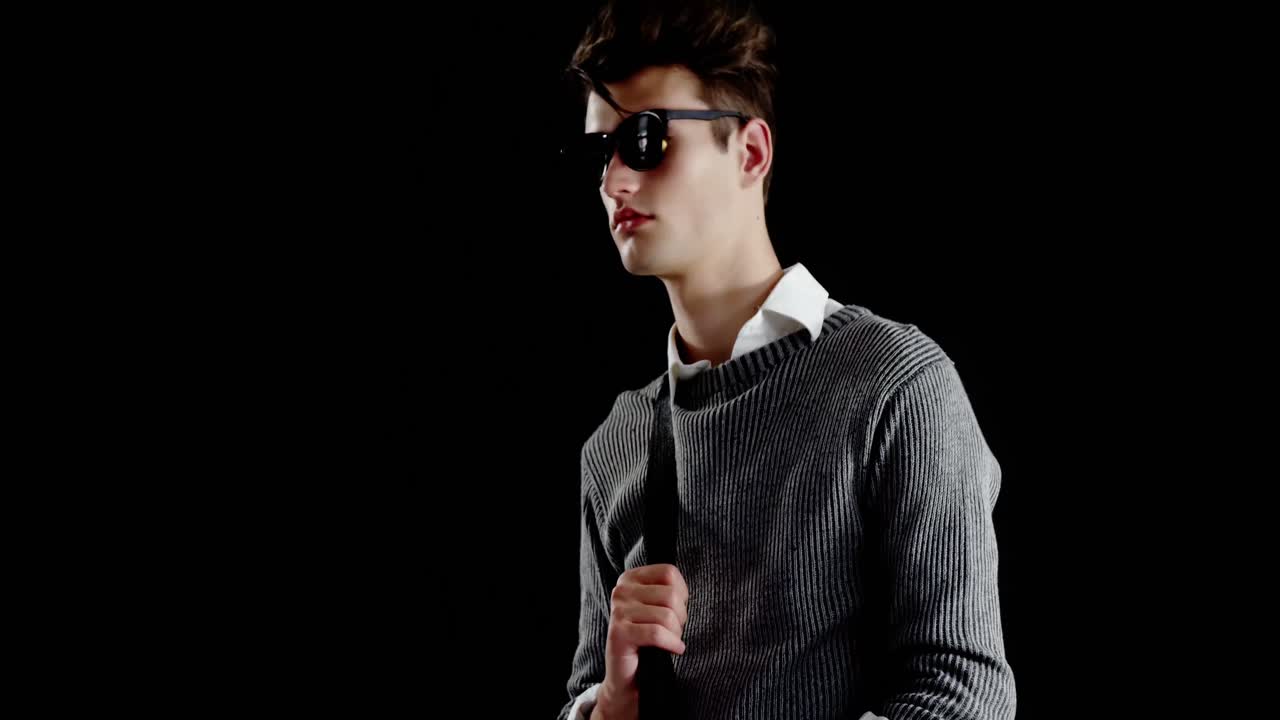 검은 바탕 에 포즈 를 취하고 있는 남성