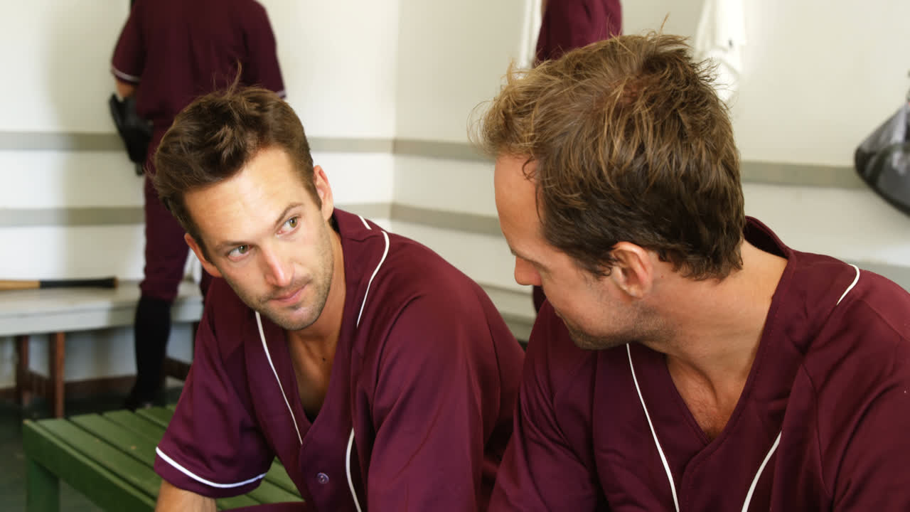 럭비 선수 들 이 드레싱  ⁇  4k 에서 서로 상호 작용 하고 있다