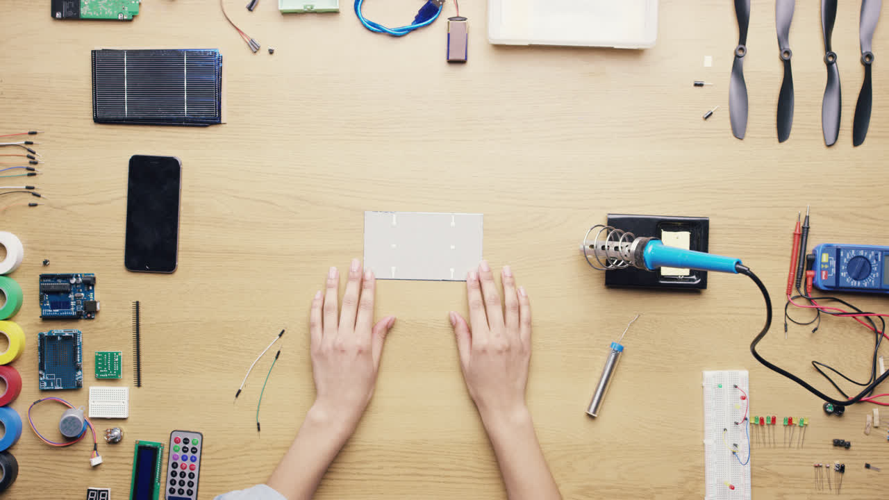 vista superior técnica femenina soldando paneles solares concepto de energía verde desde arriba - dragón épico rojo