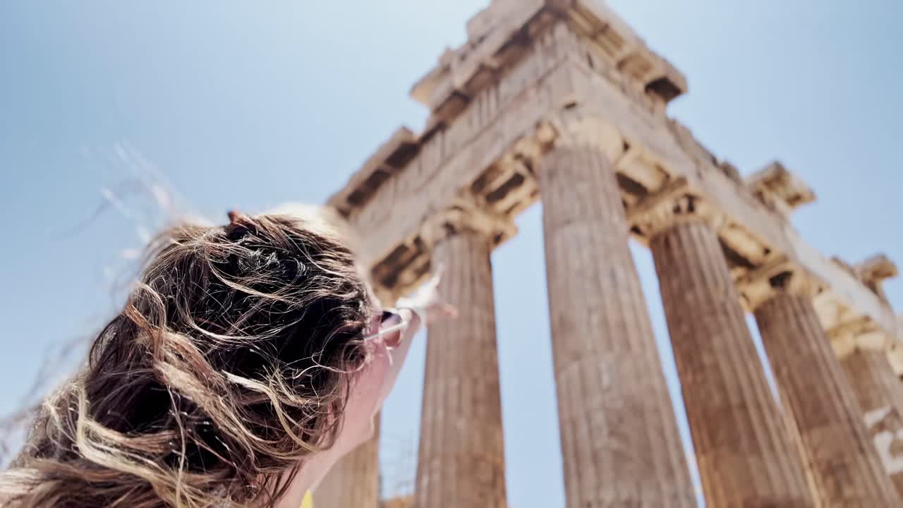 Giovane donna che si fa un selfie all'Acropoli