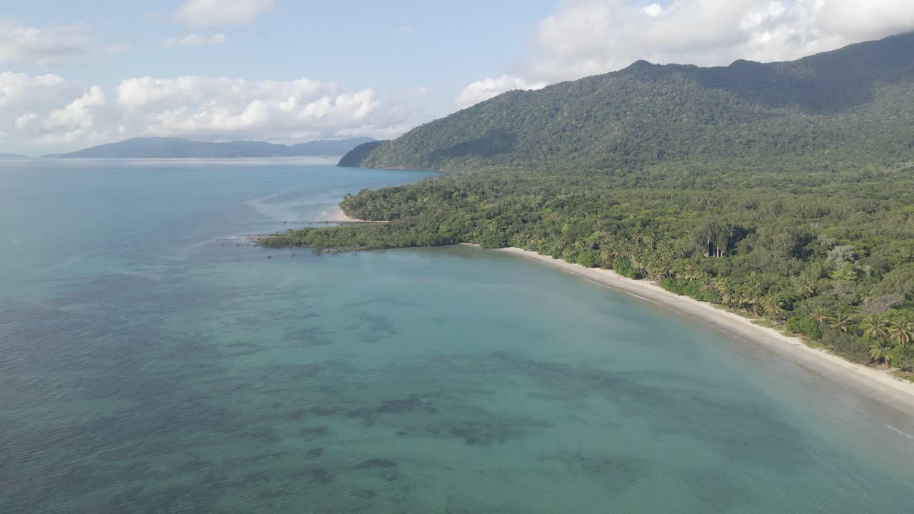 myall beach en cape tribulation, queensland, australia - parque nacional daintree