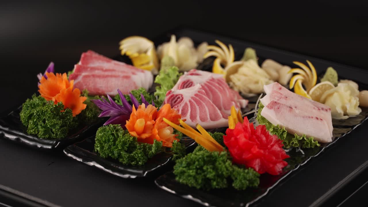 An elegant sashimi platter of fresh, delicate fish with rich umami and a smooth texture. 신선한 생선이 정갈하게 담긴 사시미 플래터. 부드러운 식감과 깊은 감칠맛이 돋보입니다.