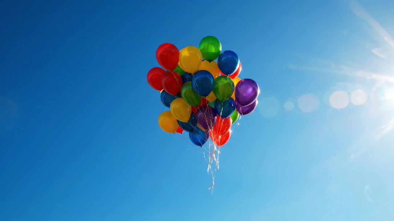 Palloncini colorati che fluttuano in un cielo azzurro brillante illuminato dal sole, catturando un senso di gioia e celebrazione in un vivace scenario all'aperto.