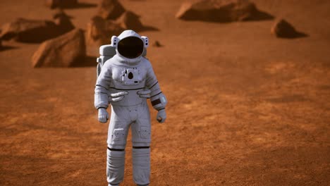 astronauta en la superficie de marte. planeta rojo cubierto de gas y roca