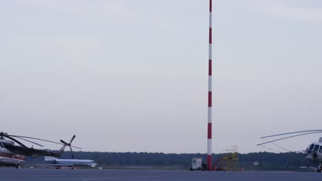 escena del aeropuerto con helicópteros y aviones