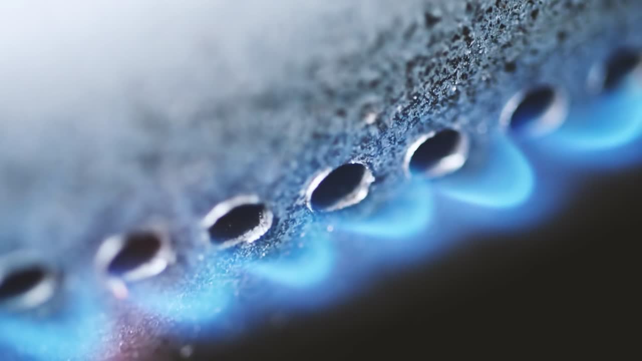 오븐에서 불타는 가스 버너 검은 바탕에 클로즈업 4k 극단적 인 클로즈 업 원시 비디오와 부드러운 카메라 움직임