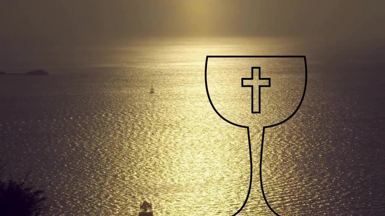 Mentre il contorno del calice svanisce, una barca emerge dietro la prua con il tramonto che retroillumina il mare, ancorando una scena calma.