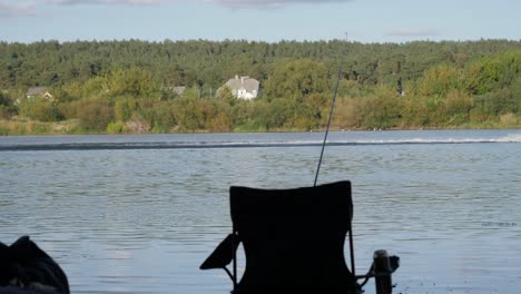 большая лодка проходит через рыболовное место
