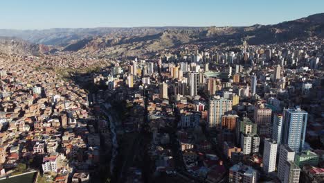 Rotierender-Luftüberflug-über-Die-Skyline-Der-Hochgebirgsstadt-La-Paz-In-Bolivien